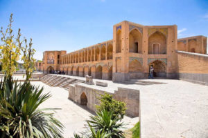 Die Khajoo Brücke in Esfahan, führt über einen Fluss ohne Wasser