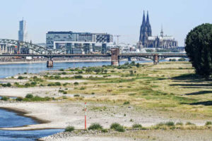Niedrig Wasser am Rhein bei Köln
